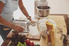 烹饪自制的面条女人厨房面团混合机面条刀