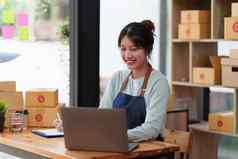 肖像亚洲女人电子商务雇佣自由包裹盒子交付客户在线市场营销包装盒子交付概念