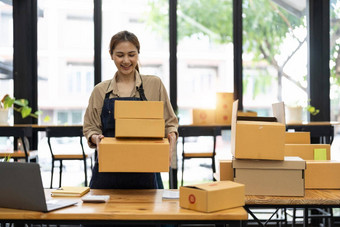 启动锻造小业务企业家锻造自由亚洲女人移动PC盒子在线市场营销包装盒子交付锻造概念