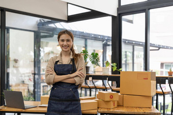 肖像亚洲年轻的女人锻造工作盒子首页工作场所启动小业务老板小业务企业家锻造自由业务在线交付概念