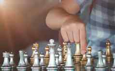 集中男孩移动黄金兵国际象棋数字竞争成功发展中国际象棋策略策略玩董事会游戏赢家学习战术分析概念