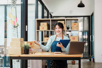 肖像小启动亚洲女企业家锻造老板检查在线订单电脑客户订单包产品盒子在线业务的想法自由