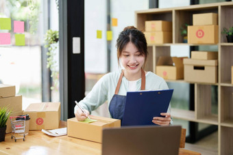 肖像小启动亚洲女企业家锻造老板检查在线订单电脑客户订单包产品盒子在线业务的想法自由