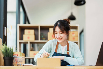 肖像小启动锻造老板亚洲女<strong>企业</strong>家写作信息<strong>记事本</strong>组织产品包装盒子客户