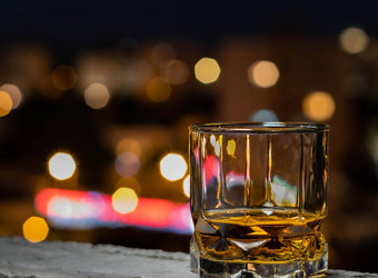 单<strong>麦芽</strong>威士忌威士忌玻璃夏天晚上城市散景背景
