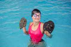 年轻的女孩游泳水池特殊的设备手