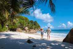 昂斯帕塔茨迪格岛塞舌尔年轻的夫妇但女人热带海滩奢侈品假期塞舌尔热带海滩昂斯帕塔茨迪格岛塞舌尔