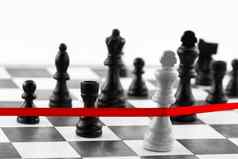 国际象棋领导概念国王的数字穿越红色的完成丝带