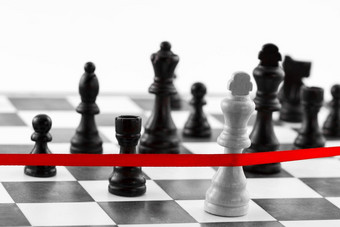 国际象棋领导概念<strong>国王</strong>的数字穿越<strong>红色</strong>的完成丝带
