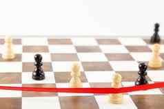 白色兵的数字穿越完成丝带国际象棋领导概念