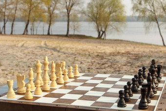 国际象棋董事会国际象棋块河路堤在户外国际象棋游戏