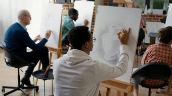 非洲美国学生铅笔画花瓶模型帆布
