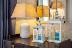 古董木灯笼蜡烛持有人蓝色的燃烧蜡烛内部黑暗表格灯舒适的房间