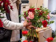 花店使美丽的花束混合玫瑰花商店新鲜的减少花