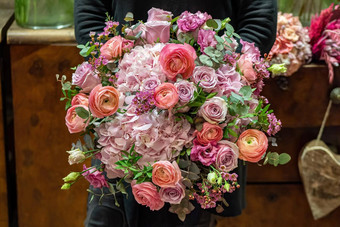 花店持有美丽的花束混合玫瑰花商店新鲜的减少花