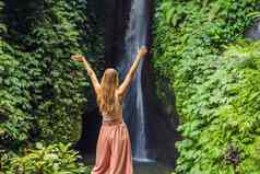 年轻的女人旅游背景莱克莱克瀑布巴厘岛岛印尼