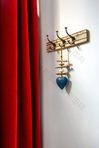 木古董风格悬挂器装饰蓝色的心红色的窗帘钩子墙入口首页