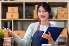 肖像亚洲女人电子商务员工自由包裹盒子交付客户在线市场营销包装盒子交付概念