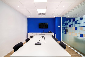 空会议房间谈话表格椅子电视现代办公室室内蓝色的白色墙