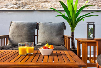 阳台木表格沙发椅子水果橙色汁表格健康的早餐首页