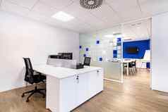 空办公室工作空间现代办公室室内蓝色的白色墙会议房间背景