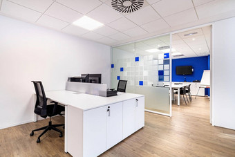 空办公室工作空间现代办公室室内蓝色的白色墙会议房间背景