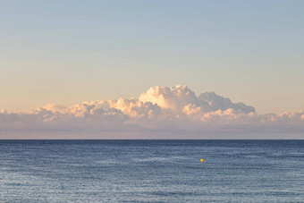 平静早....空海滩<strong>车轮</strong>胎打<strong>印</strong>沙子海云背景