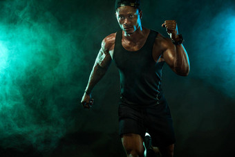 体育但运动员跑步者黑暗背景权力运动的家伙健美运动员健身培训男人。短跑运动员