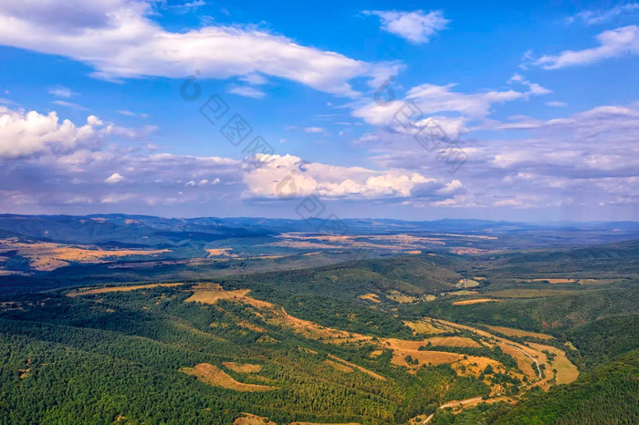 全景无人机空中视图视图山山峰山顶覆盖森林绿色自然背景空中视图山景观