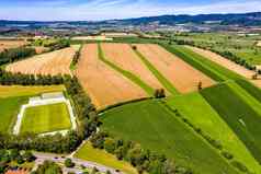 空中视图无人机农村足球场漂亮的培养字段德国