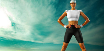 运动适合年轻的女人运动员放松瑜伽培训天空背景概念健康的生活方式体育运动女人黑色的白色运动服装