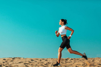 运动年轻的女人适合运动员跑步者运行天空背景概念健康的生活方式体育运动女人黑色的白色<strong>运动服</strong>装
