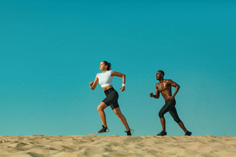 运动员女人男人。适合运动员跑步者运行天空背景健康的生活方式体育运动朋友黑色的白色运动服装锻炼锻炼健身概念