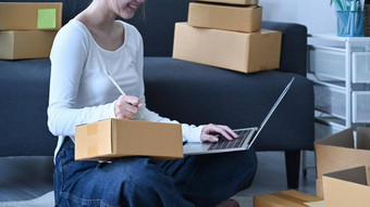 开始小业务企业家<strong>确认订单</strong>客户移动PC准备包裹盒子交付