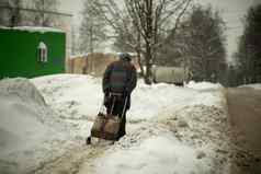 奶奶走雪女人携带袋养老金领取者城市