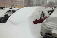 冻汽车停车很多汽车覆盖雪暴风雪