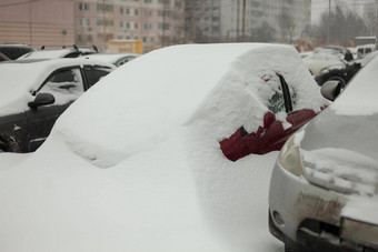 冻<strong>汽车</strong>停车很多<strong>汽车</strong>覆盖雪暴风雪