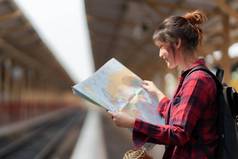 年轻的旅行者女人地图规划旅行火车站夏天旅行生活方式概念