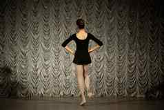 芭蕾舞女演员阶段跳舞教训女学生执行体操女孩黑色的衣服
