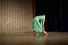 芭蕾舞女演员舞蹈跳舞教训阶段女孩衣服