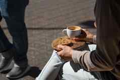 男人。坐着街咖啡馆咖啡饼干木托盘