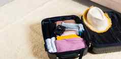 开放手提箱旅行者物品衣服配件的事情准备好了包装夏天假期
