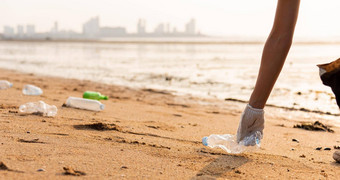 <strong>志愿者</strong>女人挑选塑料瓶<strong>垃圾</strong>塑料袋黑色的清洁海滩
