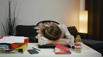 伤心高加索人业务女人硬一天工作项目坐在办公室睡眠
