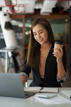 肖像业务女人手持有咖啡分析金融移动PC账户金融概念