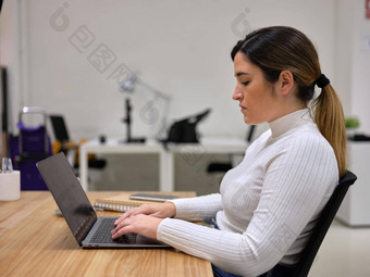 一边视图有事业心的女人工作<strong>电脑桌面</strong>