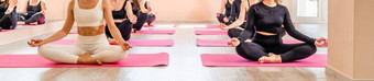 集团女运动员普拉提<strong>瑜伽</strong>粉红色的垫米色阁楼工作室室内团队<strong>合作</strong>好情绪健康的生活方式概念