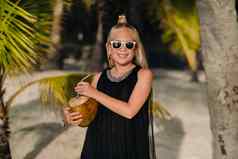肖像快乐的岁的女孩椰子鸡尾酒背景棕榈树异国情调的海滩女孩椰子海滩岛毛里求斯