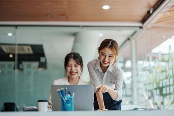 金融规划市场营销会计肖像亚洲女人经济学家电脑投资文档合作伙伴利润采取竞争公司