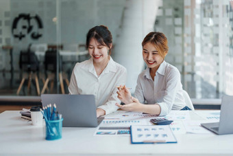 金融规划市场营销会计肖像亚洲女人经济学家电脑投资文档<strong>合作伙伴</strong>利润采取竞争<strong>公司</strong>